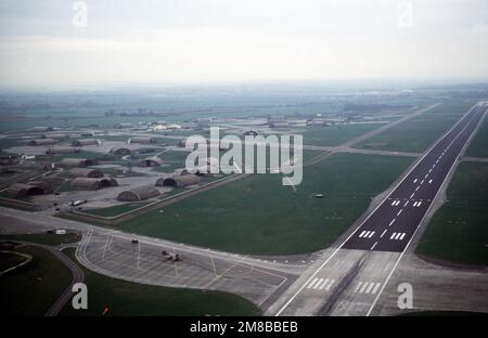 An aerial view of a portion of the base, showing the main runway and hangar area. The 20th Tactical Fighter Wing, U.S. Air Force Europe (USAFE), and the 42nd Electronic Combat Squadron, USAFE, are based at Upper Heyford. Base: Raf Upper Heyford Country: England / Great Britain (ENG) Stock Photo