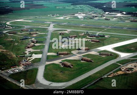 An aerial view of a portion of the base, showing the main runway and hangar area. The 10th Tactical Fighter Wing, U.S. Air Force Europe (USAFE), and TR-1 aircraft of the 17th Reconnaissance Wing, Strategic Air Command (SAC), are based at Alconbury. Base: Raf Alconburg Country: England / Great Britain (ENG) Stock Photo