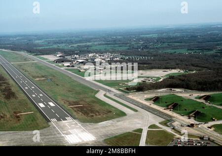 An aerial view of the main runway and a portion of the base. The 501st Tactical Missile Wing, United States Air Force Europe (USAFE), is based at Greenham Common. Base: Raf Greenham Common Country: England / Great Britain (ENG) Stock Photo