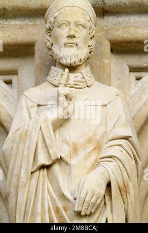 Statue de Saint-Ursin sur le trumeau de la Cathédrale Saint-Etienne. Bourges. Cher. Centre. France. Europe. Stock Photo