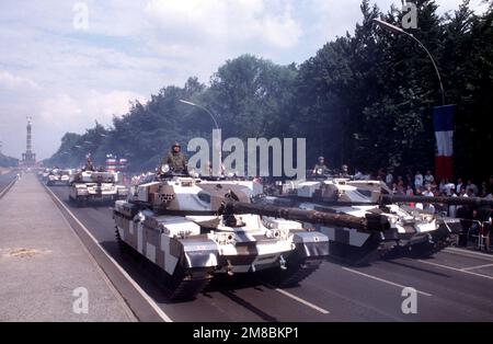 Two columns of British Army Fox armored combat reconnaissance vehicles drive along 17th of June Street during the annual Allied Forces Day parade. The 'Siegessaulte' (Victory Column) is in the background. Base: West Berlin Country: Deutschland / Germany (DEU) Stock Photo