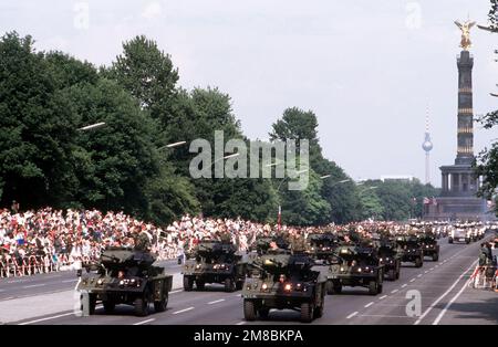 Two columns of British Army Fox armored combat reconnaissance vehicles drive along 17th of June Street during the annual Allied Forces Day parade. The 'Siegessaulte' (Victory Column) is in the background. Base: West Berlin Country: Deutschland / Germany (DEU) Stock Photo