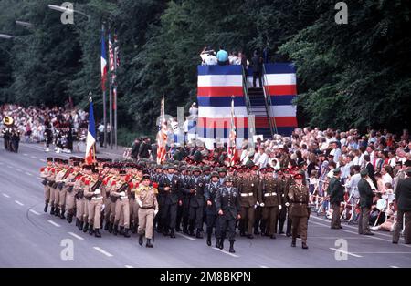 A combined French, American and British color guard marches along 17th of June Street during the annual Allied Forces Day parade. The French soldiers, left, are carrying FA MAS rifles. Base: West Berlin Country: Deutschland / Germany (DEU) Stock Photo