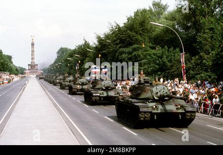 A column of U.S. Army M-60A1 main battle tanks drives along 17th of June Street during the annual Allied Forces Day parade. The 'Siegessaulte' (Victory Column) is in the background. Base: West Berlin Country: Deutschland / Germany (DEU) Stock Photo