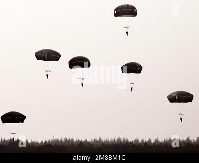 Dropping of paratroopers from a Dakota plane during the commemoration of Operation Market Garden in Renkum Holland. 2019 vvbvanbree photography Stock Photo