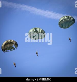 Dropping of paratroopers from a Dakota plane during the commemoration of Operation Market Garden in Renkum Holland. 2019 vvbvanbree photography Stock Photo