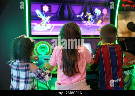 kids playing arcade Stock Photo - Alamy