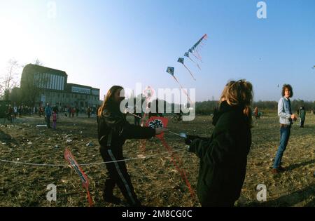 East Germans fly kites as they celebrate the demolition of a section of the Berlin wall at Potsdamer Platz. Base: Berlin Country: Deutschland / Germany (DEU) Stock Photo