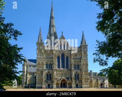 11th August 2022 - Salisbury, UK: Summer sunshine emphasises the detail of beautiful Salisbury Cathedral, Wiltshire, UK Stock Photo