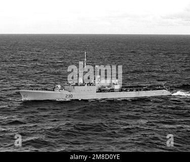 A port beam view of the Canadian frigate HMCS MARGAREE (DDH-230) underway during FLEET EX 1-90. Subject Operation/Series: FLEET EX 1-90 Country: Atlantic Ocean (AOC) Stock Photo