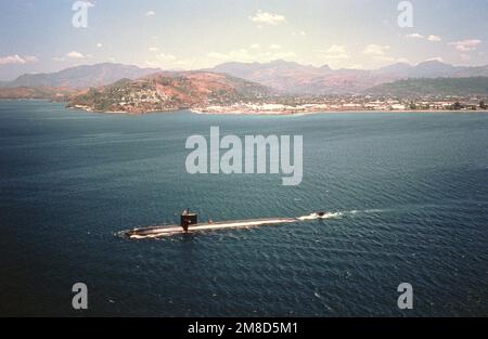 A port beam view of the nuclear-powered submarine USS OMAHA (SSN-692) departing from the Philippines. Base: Naval Station, Subic Bay State: Luzon Country: Philippines (PHL) Stock Photo