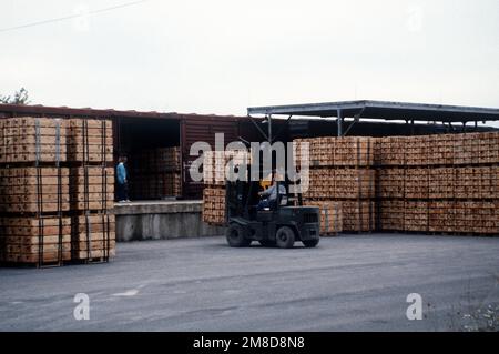 A forklift is used to unload 105 mm ammunition from a rail car. Base: Seneca Army Depot, Romulus State: New York (NY) Country: United States Of America (USA) Stock Photo