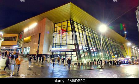 Glasgow, Scotland, UK 13th January, 2023. UK Weather:  Wet and windy saw  late night shopping outside the award winning queen street station  in the city centre. Credit Gerard Ferry/Alamy Live News Stock Photo