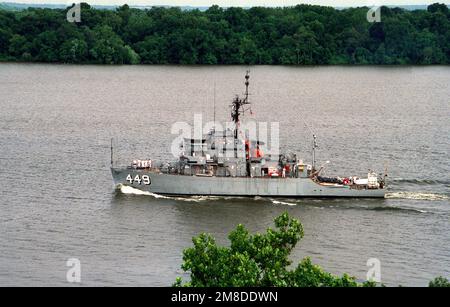 A port beam view of the ocean minesweeper USS IMPERVIOUS (MSO 449) underway. Base: Potomac River Country: United States Of America (USA) Stock Photo