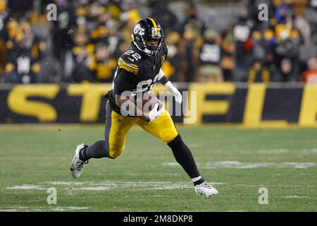 Pittsburgh Steelers running back Najee Harris (22) runs the ball