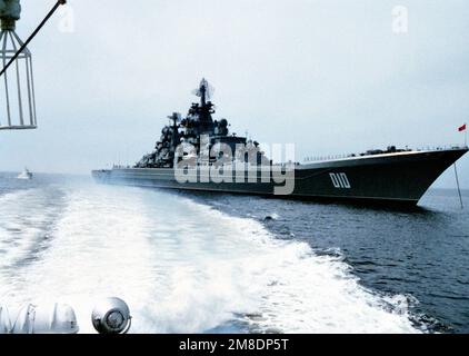 A starboard bow view of the Soviet Kirov class nuclear-powered guided missile cruiser Frunze at anchor during a U.S. Navy visit to the city. Base: Vladivostok State: Siberia Country: U.S.S.R. (SUN) Stock Photo