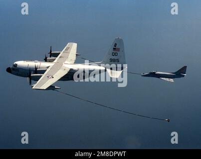 A Marine Refueler-Transport Squadron 152 (VMGR-152) KC-130F Hercules aircraft refuels a Fleet Composite Squadron 5 (VC-5) A-4E Skyhawk aircraft during Exercise Thalay Thai '89. Subject Operation/Series: THALAY THAI '89 Country: Thailand (THA) Stock Photo