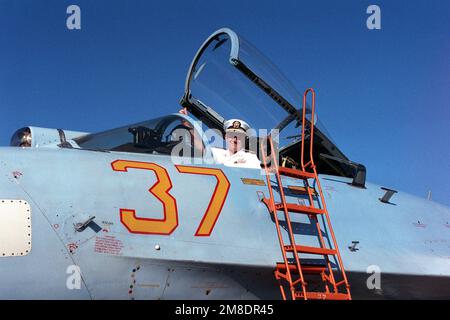 Vice Admiral John H. Fetterman Jr., Commander, Naval Air Force, US Pacific Fleet, gives the 'thumbs up' signal as he sits in the cockpit of a Soviet Su-27 Flanker aircraft during a visit to an air base. Fetterman is in the Soviet Union with two US Navy ships, the guided missile cruiser USS PRINCETON (CG-59) and the guided missile frigate USS REUBEN JAMES (FFG 57), for a four-day goodwill visit. Base: Vladivostok State: Siberia Country: U.S.S.R. (SUN) Stock Photo