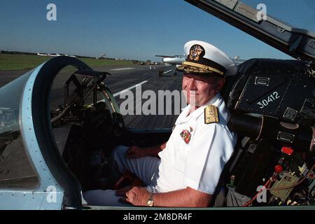 Vice Admiral John H. Fetterman Jr., Commander, Naval Air Force, US Pacific Fleet, sits in the cockpit of a Soviet Su-27 Flanker aircraft during a visit to an air base. Fetterman is in the Soviet Union with two US Navy ships, the guided missile cruiser USS PRINCETON (CG-59) and the guided missile frigate USS REUBEN JAMES (FFG 57), for a four-day goodwill visit. Base: Vladivostok State: Siberia Country: U.S.S.R. (SUN) Stock Photo