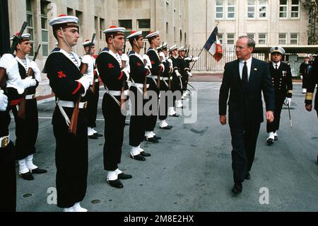 Secretary of the Navy H. Lawrence Garrett III reviews French sailors as they stand in formation in front of the French naval headquarters. Base: Toulon Country: France (FRA) Stock Photo