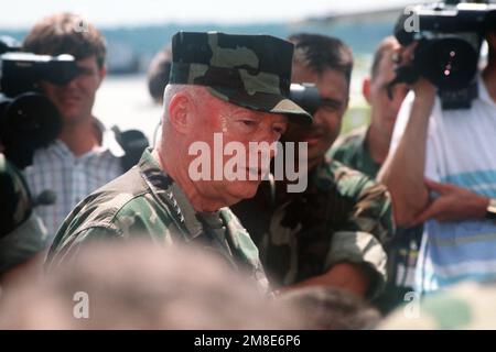 https://l450v.alamy.com/450v/2m8e6p6/general-alfred-m-gray-commandant-of-the-marine-corps-speaks-to-his-troops-prior-to-their-departure-for-the-middle-east-in-support-of-operation-desert-shield-subject-operationseries-desert-shield-base-mcas-cherry-point-state-north-carolina-nc-country-united-states-of-america-usa-2m8e6p6.jpg