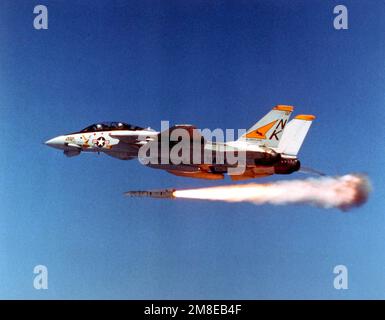 A US Navy (USN) F-14A Tomcat, Fighter Squadron 21 (VF-21), Freelancers, Naval Air Station (NAS) Yokosuka, Japan, firing an AIM-54 Phoenix missile. Country: Unknown Stock Photo