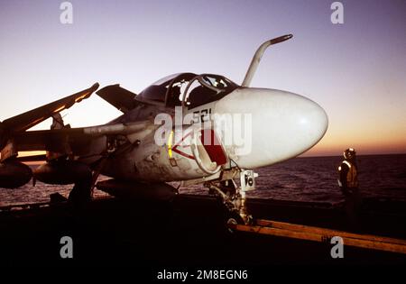 Flight deck crewmen prepare to move an Attack Squadron 35 (VA-35) KA-6D Intruder aircraft from an elevator on the aircraft carrier USS SARATOGA (CV-60) during Operation Desert Storm. Subject Operation/Series: DESERT STORM Base: USS Saratoga (CV 60) Country: Red Sea Stock Photo