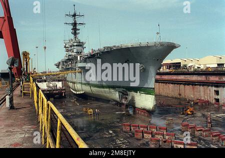 Mine damage to USS Tripoli (LPH-10),1991 Stock Photo - Alamy