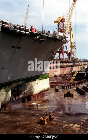 Mine damage to USS Tripoli (LPH-10),1991 Stock Photo - Alamy