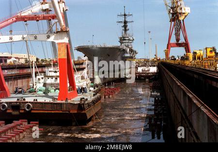 Mine damage to USS Tripoli (LPH-10),1991 Stock Photo - Alamy