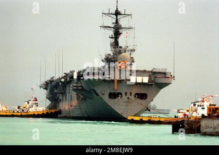 Mine damage to USS Tripoli (LPH-10),1991 Stock Photo - Alamy