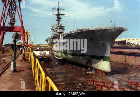 Mine damage to USS Tripoli (LPH-10),1991 Stock Photo - Alamy