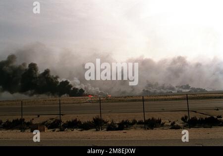 KUWAIT OIL FIELD BURNS Stock Photo - Alamy