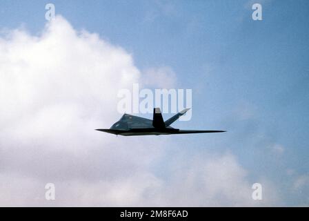 An F-117 Stealth Fighter aircraft takes off on its return flight to the United States following deployment in the region during Operation Desert Storm.. Subject Operation/Series: DESERT STORM Country: Saudi Arabia(SAU) Stock Photo