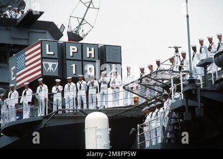 Mine damage to USS Tripoli (LPH-10),1991 Stock Photo - Alamy