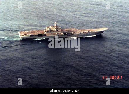 A starboard view of the Russian aircraft carrier ADMIRAL FLOTA SOVETSKOGO SOYUZA KUZNETSOV on its delivery voyage to the Northern Fleet. Country: Black Sea Stock Photo