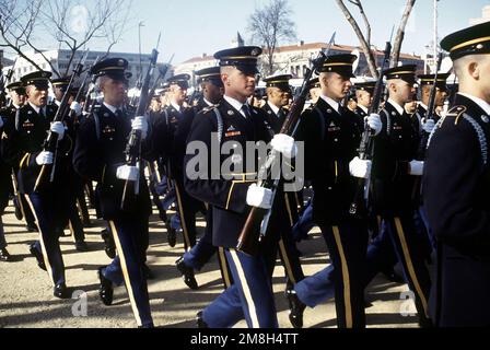 U.S. Army leadership of the 3rd Infantry Division presents the Draper ...