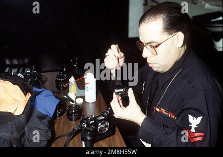 Armed Forces Inaugural Committee behind the scenes. PH2 Eddie Cordero prepares his camera for the action of the 1993 Inauguration. Base: Washington State: District Of Columbia (DC) Country: United States Of America (USA) Stock Photo