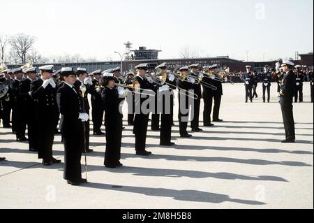 Inauguration, the United States Naval Academy band performs for the former President Bush on 20 January 1993, at Andrews Air Force Base, Maryland, at the departure ceremony for Mr. Bush. Base: Washington State: District Of Columbia (DC) Country: United States Of America (USA) Stock Photo