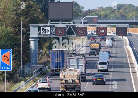 Taplow, Buckinghamshire, UK. 6th October, 2022. Stopped Vehicle Detection Radars on the M4 Smart Motorway in Taplow, Buckinghamshire. Part of the M4 has now been upgraded to a Smart Motorway which includes SVD radars with an Automatic Incident Detection. Warnings are then put on the overhead gantry monitors telling motorists of any broken down vehicles and closing the relevant lane. Credit: Maureen McLean/Alamy Stock Photo