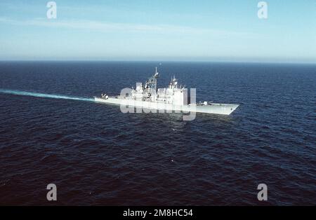 Aerial starboard bow view of the guided missile cruiser USS HUE CITY (CG-66) underway. Country: Atlantic Ocean (AOC) Stock Photo