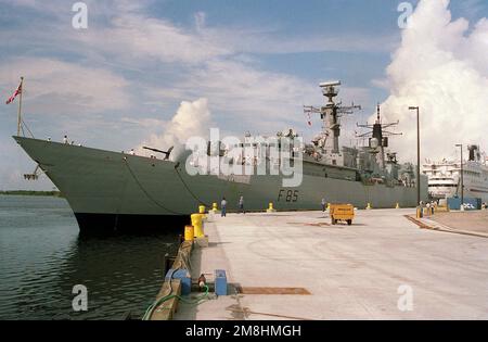 A port bow view of the British Royal navy frigate HMS CUMBERLAND (F-85) moored at a pier. Base: Port Everglades State: Florida (FL) Country: United States Of America (USA) Stock Photo