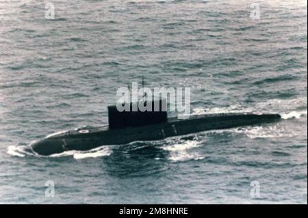 Aerial port side view of a Russian Northern Fleet Kilo Class diesel-powered attack submarine underway. Country: North Atlantic Ocean Stock Photo