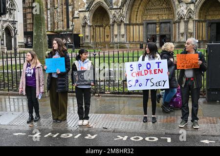 Westminster, London, UK. 14 January 2023: Adults and children were spotted demonstrating for free school meals in the United Kingdom on their way across the road to Parliament. Credit: See Li/Picture Capital/Alamy Live News