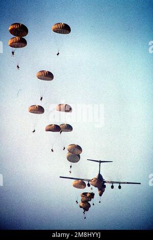 US Air Force and Army personnel perform a mass airborne drop with the 75th Rangers, Fort Benning, GA, over the desert of Egypt. Subject Operation/Series: Bright Star 94 Base: Cairo Country: Egypt (EGY) Stock Photo