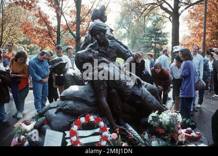 A view of the Vietnam Women's Memorial statue following the unveiling and dedication ceremony on the National Mall on Veteran's Day. The statue was created by sculptor Glenna Goodacre and is dedicated to the more than 265,000 women who served in the armed forces during the Vietnam conflict. Base: Washington State: District Of Columbia (DC) Country: United States Of America (USA) Stock Photo