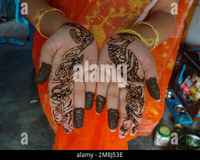 Simple Indian Mehndi Design For Back Hands | Easy Indian Mehndi Design 2021  | Letstute Mehndi - YouTube