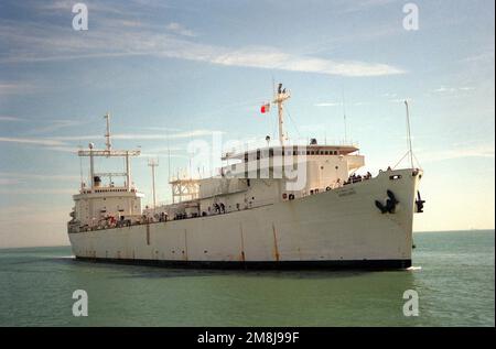 A starboard bow view of the Military Sealift Command (MSC) miscellaneous research ship USNS VANGUARD (T-AG-194) entering port. Subject Operation/Series: SUPPORT DEMOCRACY Base: Port Canaveral State: Florida (FL) Country: United States Of America (USA) Stock Photo