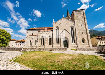 Venzone, medieval Cathedral, Church of St. Andrew the Apostle, 1308 and the Baptistery or Chapel of San Michele. Udine, Friuli-Venezia Giulia, Italy. Stock Photo