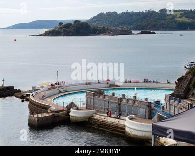Tinside Lido on the waterfront of Plymouth Hoe, Devon, UK.  Drake's Island and Cornwall coastline at top. Stock Photo